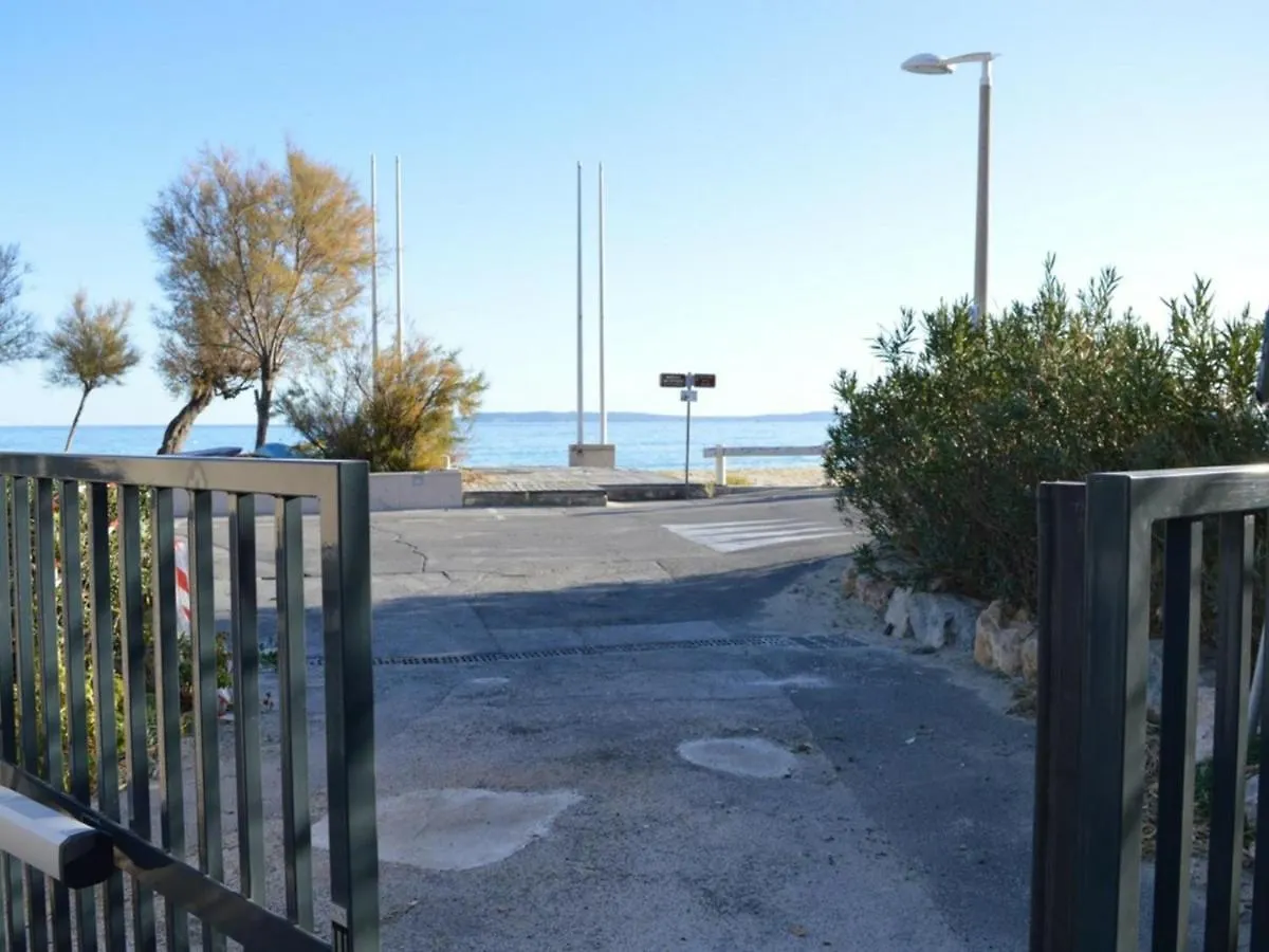 Appartement 2 Pieces Avec Mezzanine Et Parking, Proche Plage - Le Lavandou - Fr-1-251-205 0*,